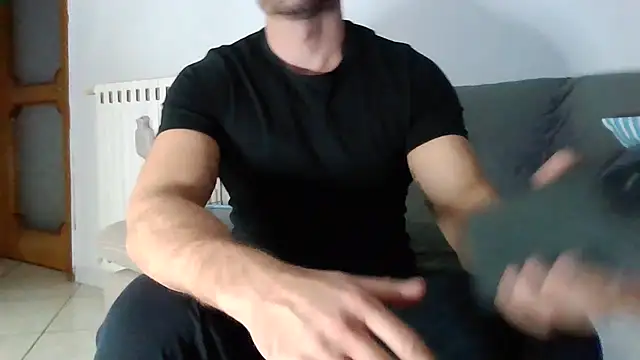 Snapshot of giovan2020 chatting on 11/08/25, 04:51 giovan2020 online show from 11/08/25, 04:51