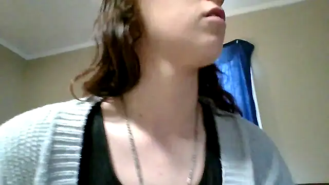 Snapshot of brunettebabexo3 chatting on 10/27/25, 06:01 brunettebabexo3 online show from 10/27/25, 06:01