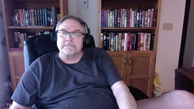 Snapshot of Vinyl22@xh chatting on 04/20/26, 11:28 Vinyl22xh online show from 04/20/26, 11:28