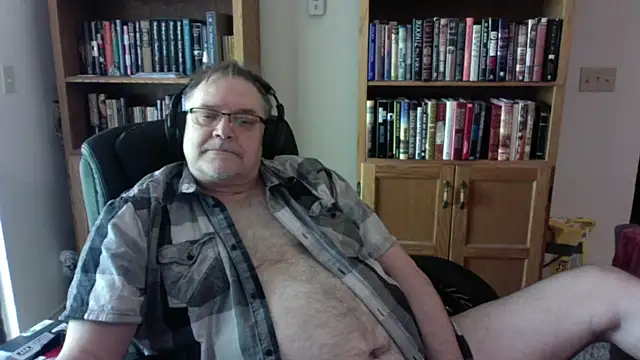 Snapshot of Vinyl22@xh chatting on 05/13/26, 04:37 Vinyl22xh online show from 05/13/26, 04:37