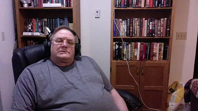 Snapshot of Vinyl22@xh chatting on 06/27/26, 02:05 Vinyl22xh online show from 06/27/26, 02:05