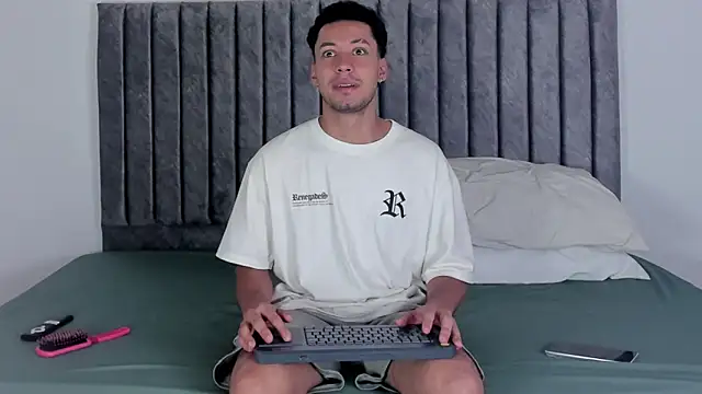 aroncooper1 online show from 10/02/25, 12:23