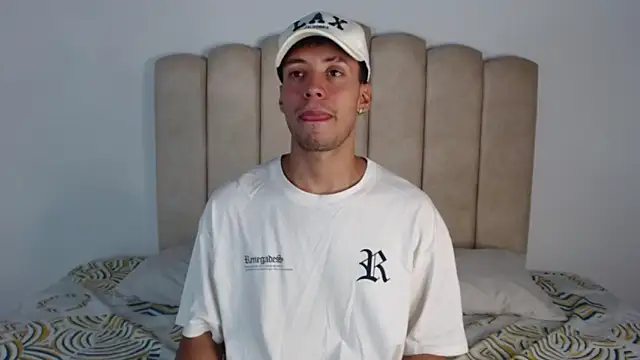 aroncooper1 online show from 11/01/25, 11:07