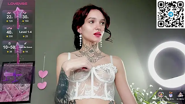 Snapshot of Selena_Lune chatting on 10/11/25, 02:11 Selena Lune online show from 10/11/25, 02:11