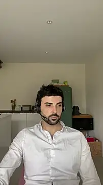 Snapshot of eauminerale chatting on 03/13/26, 10:44 eauminerale online show from 03/13/26, 10:44