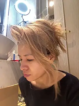 Snapshot of miumiu-66 chatting on 11/26/25, 02:40 miumiu-66 online show from 11/26/25, 02:40