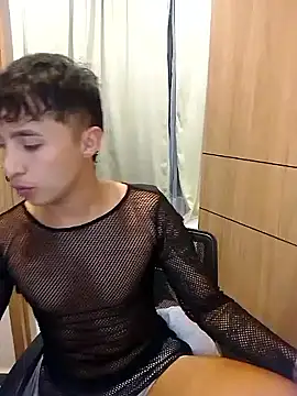 Snapshot of Cristhofher-13102 chatting on 11/15/25, 11:43 Cristhofher-13102 online show from 11/15/25, 11:43