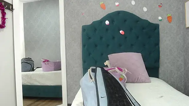 Snapshot of Vic_Taylor chatting on 04/06/26, 11:33 Vic Taylor online show from 04/06/26, 11:33