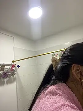 Snapshot of IsabellaJoness_ chatting on 10/17/25, 10:29 IsabellaJoness online show from 10/17/25, 10:29