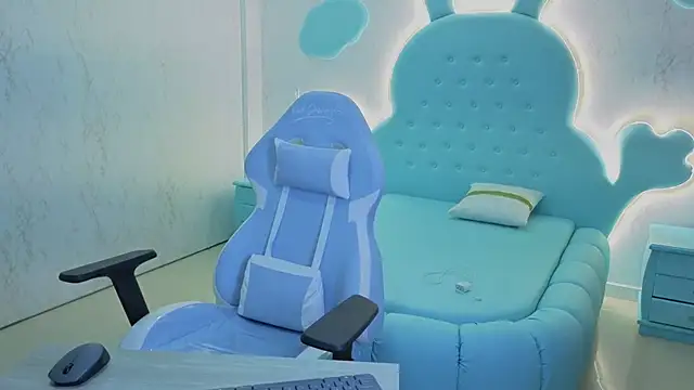 Snapshot of Mia_Cuttee chatting on 10/25/25, 03:14 Mia Cuttee online show from 10/25/25, 03:14