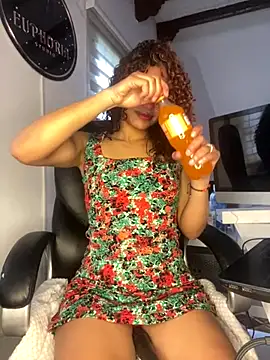 Snapshot of PrettyLia chatting on 10/25/25, 04:24 PrettyLia online show from 10/25/25, 04:24