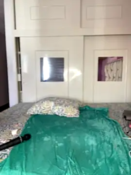 Snapshot of PrettyLia chatting on 12/13/25, 08:25 PrettyLia online show from 12/13/25, 08:25