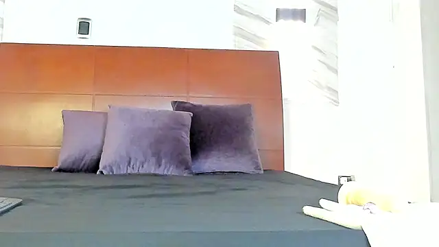 Charlotte-Smit online show from 11/04/25, 06:29