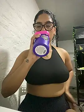 Snapshot of miiabrown18 chatting on 04/17/26, 12:02 miiabrown18 online show from 04/17/26, 12:02