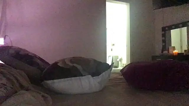 Snapshot of paula19800 chatting on 12/14/25, 04:23 paula19800 online show from 12/14/25, 04:23