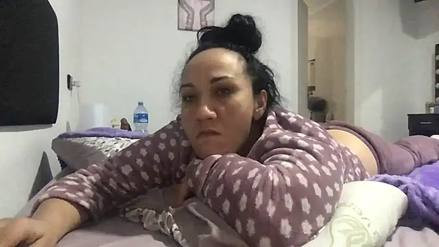 Snapshot of paula19800 chatting on 12/19/25, 01:07 paula19800 online show from 12/19/25, 01:07