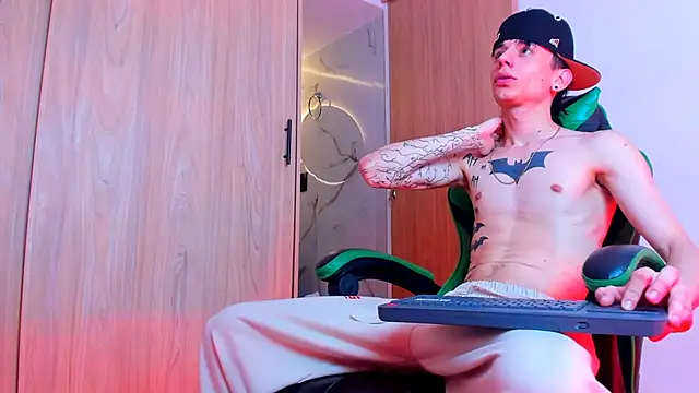 Snapshot of Skinny_batman chatting on 03/05/26, 01:51 Skinny batman online show from 03/05/26, 01:51