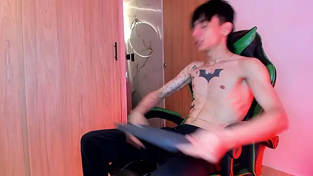 Snapshot of Skinny_batman chatting on 03/07/26, 04:20 Skinny batman online show from 03/07/26, 04:20