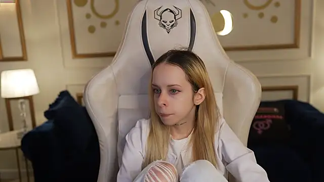 Snapshot of Luchi_Sun chatting on 10/30/25, 11:22 Luchi Sun online show from 10/30/25, 11:22