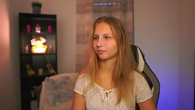 Snapshot of emmie_murray chatting on 11/16/25, 02:11 emmie murray online show from 11/16/25, 02:11