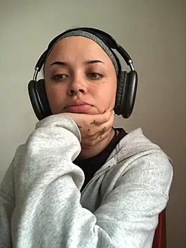 Snapshot of NaiaWhisper chatting on 09/30/25, 02:33 NaiaWhisper online show from 09/30/25, 02:33