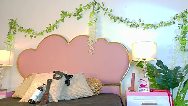 Snapshot of NaiaWhisper chatting on 10/12/25, 06:12 NaiaWhisper online show from 10/12/25, 06:12