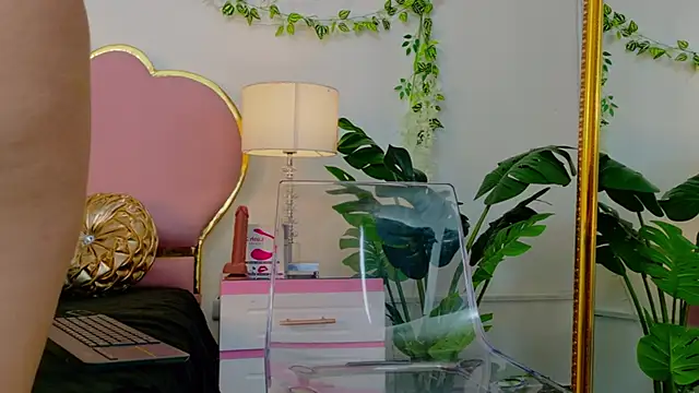 Snapshot of NaiaWhisper chatting on 10/22/25, 05:30 NaiaWhisper online show from 10/22/25, 05:30