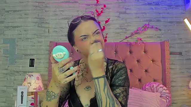 Snapshot of NaiaWhisper chatting on 11/16/25, 02:22 NaiaWhisper online show from 11/16/25, 02:22