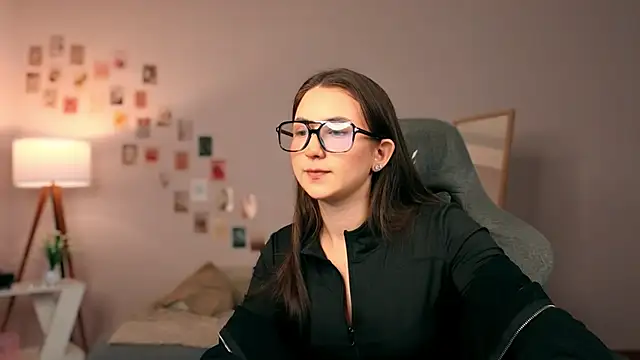 raviolly046 online show from 09/28/25, 07:36