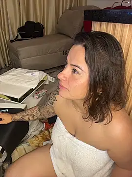 Snapshot of liz_and_thiago chatting on 11/02/25, 03:31 liz and thiago online show from 11/02/25, 03:31