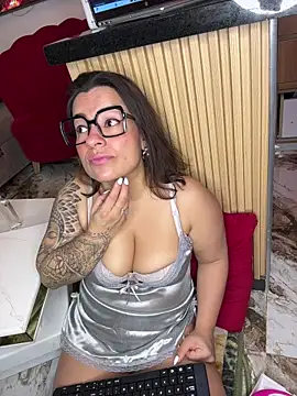 Snapshot of liz_and_thiago chatting on 12/05/25, 11:52 liz and thiago online show from 12/05/25, 11:52