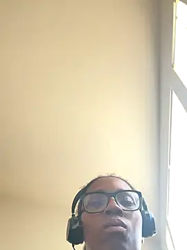 Snapshot of YeahhhitsBreezy chatting on 10/13/25, 06:41 YeahhhitsBreezy online show from 10/13/25, 06:41