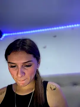 Snapshot of aliisonn___parker26 chatting on 09/28/25, 03:23 aliisonn parker26 online show from 09/28/25, 03:23