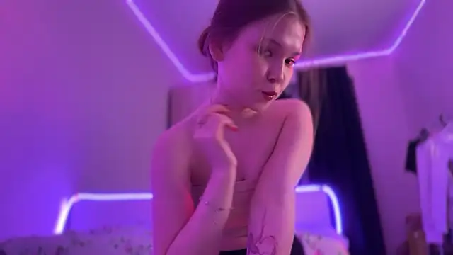 Snapshot of CandysRose chatting on 10/28/25, 06:43 CandysRose online show from 10/28/25, 06:43