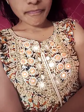 Snapshot of Queen-Bee143 chatting on 02/17/26, 04:42 Queen-Bee143 online show from 02/17/26, 04:42