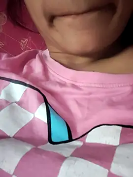 Snapshot of Queen-Bee143 chatting on 02/19/26, 03:13 Queen-Bee143 online show from 02/19/26, 03:13