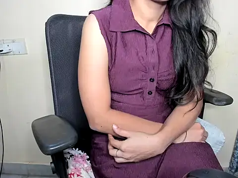 Snapshot of Queen-Bee143 chatting on 04/23/26, 11:40 Queen-Bee143 online show from 04/23/26, 11:40