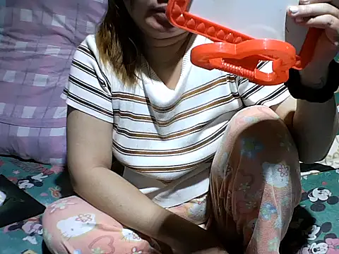 Snapshot of Ella_marie14 chatting on 10/23/25, 07:29 Ella marie14 online show from 10/23/25, 07:29