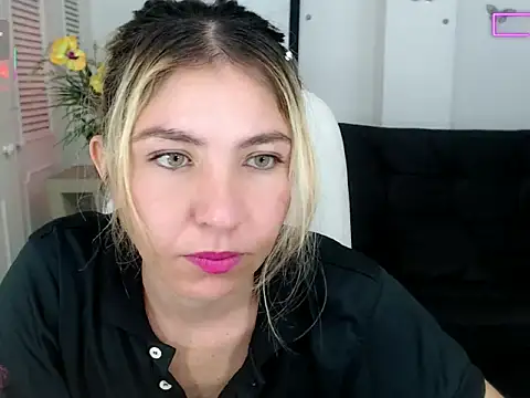 vanessa 21   online show from 10/10/25, 11:04