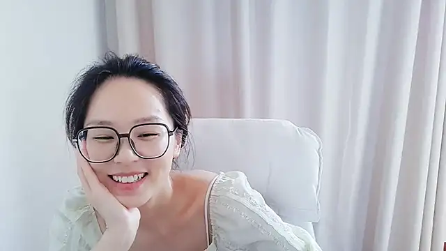 Snapshot of guai00 chatting on 05/23/26, 05:23 guai00 online show from 05/23/26, 05:23