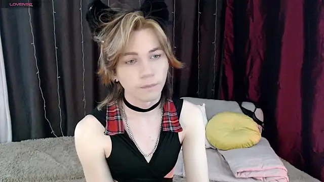 Snapshot of evan_reinhart chatting on 10/23/25, 11:20 evan reinhart online show from 10/23/25, 11:20