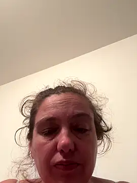 Snapshot of Eleanorxx chatting on 10/15/25, 09:04 Eleanorxx online show from 10/15/25, 09:04