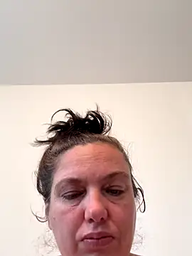 Snapshot of Eleanorxx chatting on 10/28/25, 08:29 Eleanorxx online show from 10/28/25, 08:29