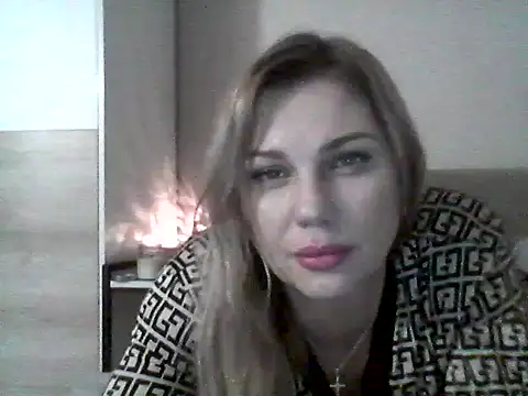 Snapshot of Moniraya chatting on 11/18/25, 04:11 Moniraya online show from 11/18/25, 04:11