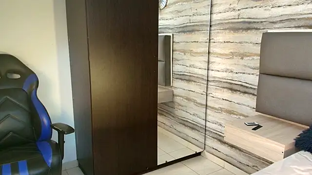 Lovers 21 online show from 12/15/25, 03:33