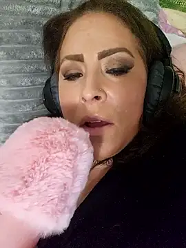 Snapshot of Queenbz1979 chatting on 09/26/25, 08:24 Queenbz1979 online show from 09/26/25, 08:24