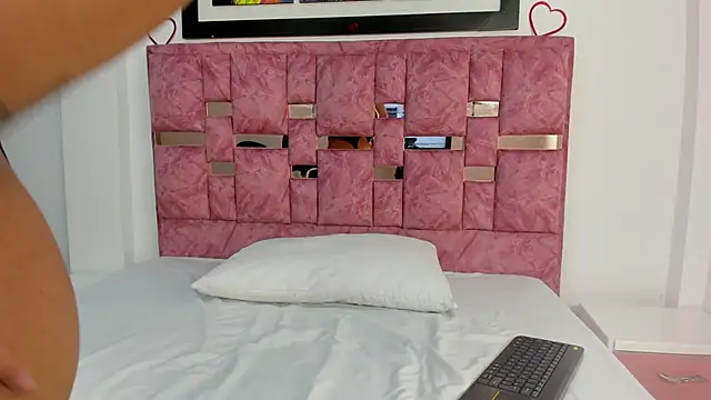 Snapshot of abella_lov chatting on 10/16/25, 12:17 abella lov online show from 10/16/25, 12:17