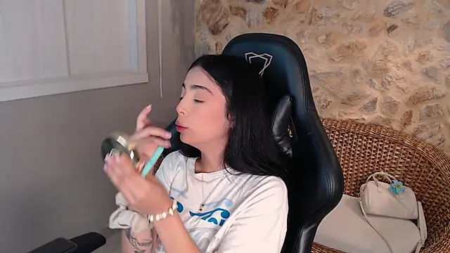 Snapshot of RousseGil_ chatting on 10/15/25, 11:21 RousseGil online show from 10/15/25, 11:21