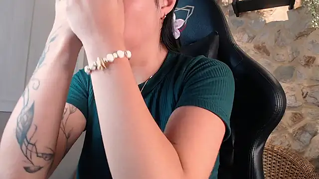 Snapshot of RousseGil_ chatting on 10/16/25, 11:11 RousseGil online show from 10/16/25, 11:11