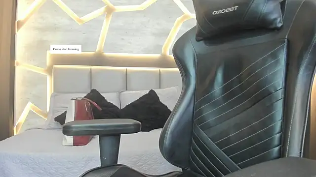 Snapshot of RousseGil_ chatting on 10/24/25, 10:44 RousseGil online show from 10/24/25, 10:44